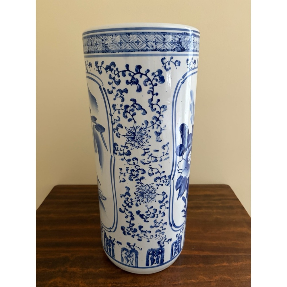 Vintage Chinoiserie Blue and White Porcelain Umbrella Stand / Vase - Picture 5 of 6